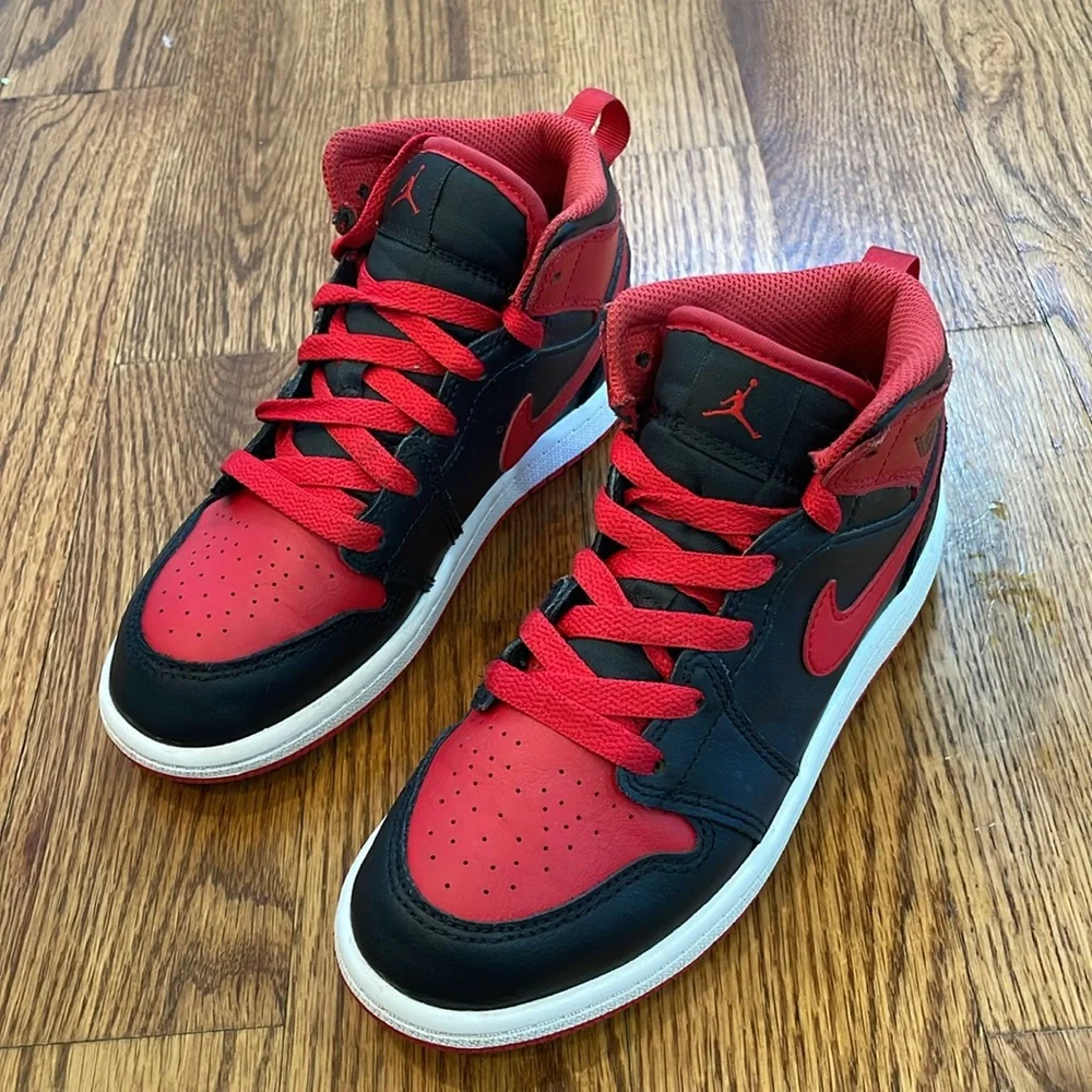 Jordan 1 Retro High Bred Sneakers/Shoes. Size 1Y. Like New Condition.